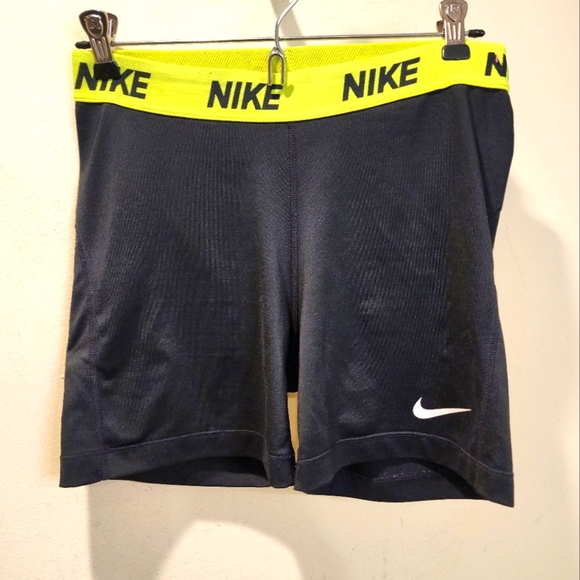 Nike women's Training Athletic Short size L - Picture 1 of 8